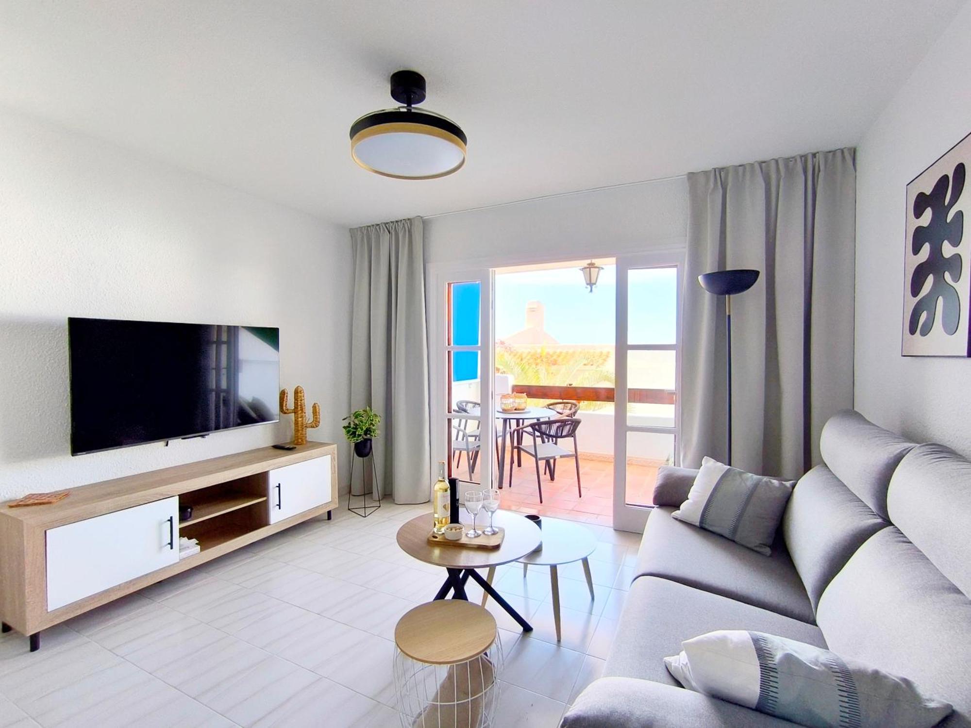 Sunlit Isle - Heated Pool, Fibre Net, Cristianos Apartment *