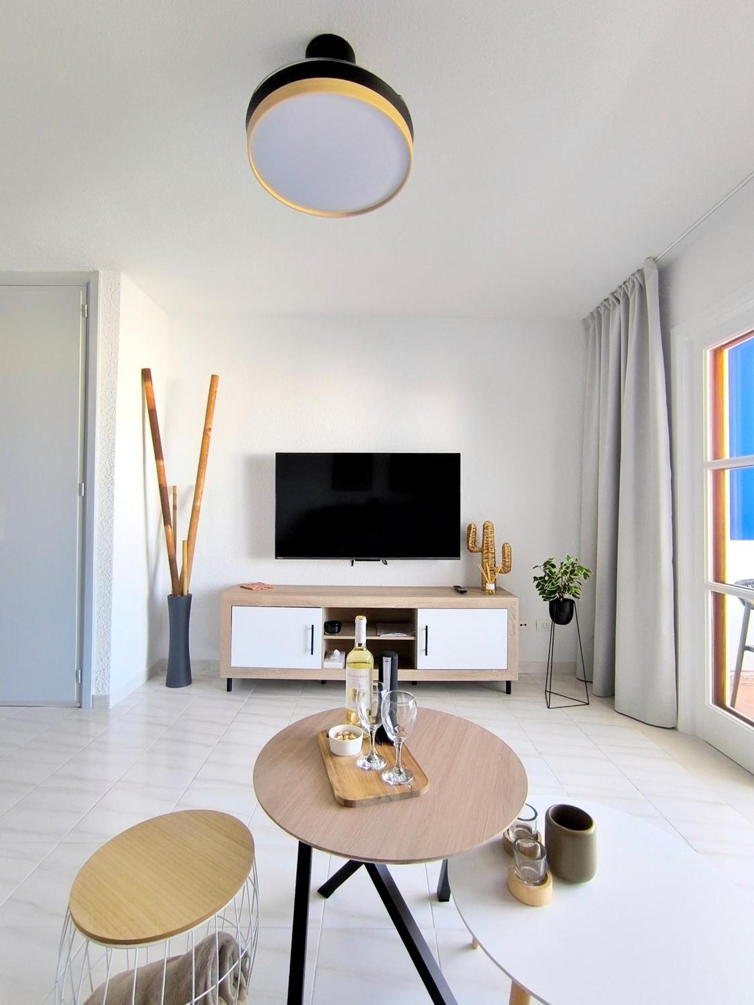 Apartment Sunlit Isle - Heated Pool, Fibre Net, Cristianos *